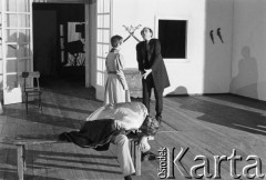 czerwiec 1984, Kraków, Polska.
Teatr im. Juliusza Słowackiego. Przedstawienie: Wesele, Stanisław Wyspiański. Reżyseria: Mikołaj Grabowski, scenografia: Andrzej Witkowski. Na scenie: z prawej Jan Peszek.
Fot. Witold Górka, zbiory Ośrodka KARTA