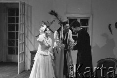 czerwiec 1984, Kraków, Polska.
Teatr im. Juliusza Słowackiego. Przedstawienie: Wesele, Stanisław Wyspiański. Reżyseria: Mikołaj Grabowski, scenografia: Andrzej Witkowski. 1. lewej Ewa Wichrowska, 2. z lewej Zbigniew Ruciński, 1. z prawej Jacek Chmielnik.
Fot. Witold Górka, zbiory Ośrodka KARTA