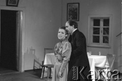 czerwiec 1984, Kraków, Polska.
Teatr im. Juliusza Słowackiego. Przedstawienie: Wesele, Stanisław Wyspiański. Reżyseria: Mikołaj Grabowski, scenografia: Andrzej Witkowski. Z prawej Jan Peszek.
Fot. Witold Górka, zbiory Ośrodka KARTA