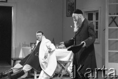 czerwiec 1984, Kraków, Polska.
Teatr im. Juliusza Słowackiego. Przedstawienie: Wesele, Stanisław Wyspiański. Reżyseria: Mikołaj Grabowski, scenografia: Andrzej Witkowski. Na scenie Jerzy Nowak, Zbigniew Ruciński.
Fot. Witold Górka, zbiory Ośrodka KARTA