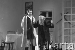 czerwiec 1984, Kraków, Polska.
Teatr im. Juliusza Słowackiego. Przedstawienie: Wesele, Stanisław Wyspiański. Reżyseria: Mikołaj Grabowski, scenografia: Andrzej Witkowski. Z prawej Jerzy Nowak, Zbigniew Ruciński.
Fot. Witold Górka, zbiory Ośrodka KARTA