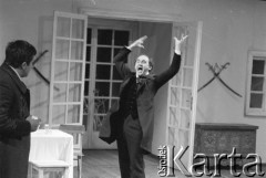 czerwiec 1984, Kraków, Polska.
Teatr im. Juliusza Słowackiego. Przedstawienie: Wesele, Stanisław Wyspiański. Reżyseria: Mikołaj Grabowski, scenografia: Andrzej Witkowski. W środku Jan Peszek.
Fot. Witold Górka, zbiory Ośrodka KARTA