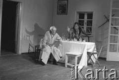 czerwiec 1984, Kraków, Polska.
Teatr im. Juliusza Słowackiego. Przedstawienie: Wesele, Stanisław Wyspiański. Reżyseria: Mikołaj Grabowski, scenografia: Andrzej Witkowski. Z prawej Marian Cebulski.
Fot. Witold Górka, zbiory Ośrodka KARTA
