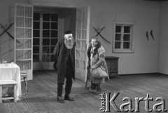 czerwiec 1984, Kraków, Polska.
Teatr im. Juliusza Słowackiego. Przedstawienie: Wesele, Stanisław Wyspiański. Reżyseria: Mikołaj Grabowski, scenografia: Andrzej Witkowski. Z lewej Jerzy Nowak,  Marian Cebulski.
Fot. Witold Górka, zbiory Ośrodka KARTA