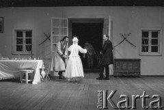 czerwiec 1984, Kraków, Polska.
Teatr im. Juliusza Słowackiego. Przedstawienie: Wesele, Stanisław Wyspiański. Reżyseria: Mikołaj Grabowski, scenografia: Andrzej Witkowski. Z prawej Jan Peszek, 1. z lewej Zbigniew Ruciński, w środku Ewa Wichrowska.
Fot. Witold Górka, zbiory Ośrodka KARTA