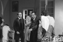 czerwiec 1984, Kraków, Polska.
Teatr im. Juliusza Słowackiego. Przedstawienie: Wesele, Stanisław Wyspiański. Reżyseria: Mikołaj Grabowski, scenografia: Andrzej Witkowski. 3. z lewej Jan Peszek. W środku Jerzy Grałek. 2. z prawej, tyłem Anna Tomaszewska, obok, tyłem  Ireneusz Kaskiewicz.
Fot. Witold Górka, zbiory Ośrodka KARTA