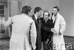 czerwiec 1984, Kraków, Polska.
Teatr im. Juliusza Słowackiego. Przedstawienie: Wesele, Stanisław Wyspiański. Reżyseria: Mikołaj Grabowski, scenografia: Andrzej Witkowski. 1. z lewej, tyłem  Ireneusz Kaskiewicz, 2. z lewej Jerzy Grałek, 2. z prawej Jan Peszek, 1. z prawej Zbigniew Ruciński.
Fot. Witold Górka, zbiory Ośrodka KARTA