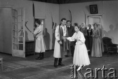czerwiec 1984, Kraków, Polska.
Teatr im. Juliusza Słowackiego. Przedstawienie: Wesele, Stanisław Wyspiański. Reżyseria: Mikołaj Grabowski, scenografia: Andrzej Witkowski.
Na pierwszym planie, z prawej Ewa Wichrowska, obok Zbigniew Ruciński. Drugi plan, w srodku Jerzy Grałek. 1. z lewej  Ireneusz Kaskiewicz.
Fot. Witold Górka, zbiory Ośrodka KARTA