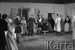 czerwiec 1984, Kraków, Polska.
Teatr im. Juliusza Słowackiego. Przedstawienie: Wesele, Stanisław Wyspiański. Reżyseria: Mikołaj Grabowski, scenografia: Andrzej Witkowski. 1. z lewej, tyłem Jan Peszek.
Fot. Witold Górka, zbiory Ośrodka KARTA