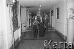 24.06.1984, Kraków, Polska.
Teatr im. Juliusza Słowackiego. Uroczystość zawieszenia portretu Zofi Jaroszewskiej. 1. z lewej Mikołaj Grabowski. 2. z lewej Zofia Jaroszewska.
Fot. Witold Górka, zbiory Ośrodka KARTA
