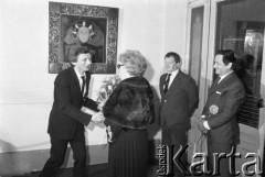 24.06.1984, Kraków, Polska.
Teatr im. Juliusza Słowackiego. Uroczystość zawieszenia portretu Zofi Jaroszewskiej. 1. z lewej Mikołaj Grabowski. 2. z lewej Zofia Jaroszewska.
Fot. Witold Górka, zbiory Ośrodka KARTA
