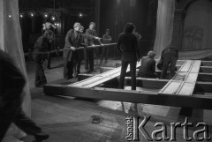 październik 1984, Łodź, Polska.
Teatr im. Stefana Jaracza. Przedstawienie:  Kamień na kamieniu, Wiesław Myśliwski. Reżyseria Jerzy Hutek, scenariusz i adaptacja Jerzy Hutek, scenografia Tadeusz Paul, muzyka Piotr Hertel. Premiera 28 października 1984. 
Fot. Witold Górka, zbiory Ośrodka KARTA

