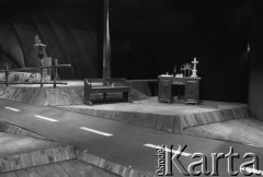 październik 1984, Łodź, Polska.
Teatr im. Stefana Jaracza. Przedstawienie:  Kamień na kamieniu, Wiesław Myśliwski. Reżyseria Jerzy Hutek, scenariusz i adaptacja Jerzy Hutek, scenografia Tadeusz Paul, muzyka Piotr Hertel. Premiera 28 października 1984. 
Fot. Witold Górka, zbiory Ośrodka KARTA
