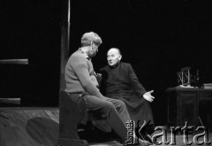 październik 1984, Łodź, Polska.
Teatr im. Stefana Jaracza. Przedstawienie:  Kamień na kamieniu, Wiesław Myśliwski. Reżyseria Jerzy Hutek, scenariusz i adaptacja Jerzy Hutek, scenografia Tadeusz Paul, muzyka Piotr Hertel. Premiera 28 października 1984. Na scenie z lewej Wirgiliusz Gryń.
Fot. Witold Górka, zbiory Ośrodka KARTA
