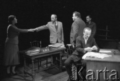październik 1984, Łodź, Polska.
Teatr im. Stefana Jaracza. Przedstawienie:  Kamień na kamieniu, Wiesław Myśliwski. Reżyseria Jerzy Hutek, scenariusz i adaptacja Jerzy Hutek, scenografia Tadeusz Paul, muzyka Piotr Hertel. Premiera 28 października 1984. 
Fot. Witold Górka, zbiory Ośrodka KARTA
