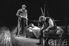 październik 1984, Łodź, Polska.
Teatr im. Stefana Jaracza. Przedstawienie:  Kamień na kamieniu, Wiesław Myśliwski. Reżyseria Jerzy Hutek, scenariusz i adaptacja Jerzy Hutek, scenografia Tadeusz Paul, muzyka Piotr Hertel. Premiera 28 października 1984. Na scenie: 1. z lewej Wirgiuliusz Gryń.
Fot. Witold Górka, zbiory Ośrodka KARTA
