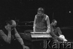 październik 1984, Łodź, Polska.
Teatr im. Stefana Jaracza. Przedstawienie:  Kamień na kamieniu, Wiesław Myśliwski. Reżyseria Jerzy Hutek, scenariusz i adaptacja Jerzy Hutek, scenografia Tadeusz Paul, muzyka Piotr Hertel. Premiera 28 października 1984.
Fot. Witold Górka, zbiory Ośrodka KARTA
