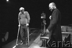 październik 1984, Łodź, Polska.
Teatr im. Stefana Jaracza. Przedstawienie:  Kamień na kamieniu, Wiesław Myśliwski. Reżyseria Jerzy Hutek, scenariusz i adaptacja Jerzy Hutek, scenografia Tadeusz Paul, muzyka Piotr Hertel. Premiera 28 października 1984. Na scenie: z lewej Wirgiliusz Gryń.
Fot. Witold Górka, zbiory Ośrodka KARTA
