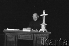 październik 1984, Łodź, Polska.
Teatr im. Stefana Jaracza. Przedstawienie:  Kamień na kamieniu, Wiesław Myśliwski. Reżyseria Jerzy Hutek, scenariusz i adaptacja Jerzy Hutek, scenografia Tadeusz Paul, muzyka Piotr Hertel. Premiera 28 października 1984. 
Fot. Witold Górka, zbiory Ośrodka KARTA
