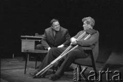 październik 1984, Łodź, Polska.
Teatr im. Stefana Jaracza. Przedstawienie:  Kamień na kamieniu, Wiesław Myśliwski. Reżyseria Jerzy Hutek, scenariusz i adaptacja Jerzy Hutek, scenografia Tadeusz Paul, muzyka Piotr Hertel. Premiera 28 października 1984. Na scenie z prawej Wirgiliusz Gryń.
Fot. Witold Górka, zbiory Ośrodka KARTA
