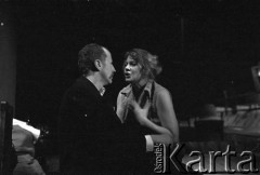 październik 1984, Łodź, Polska.
Teatr im. Stefana Jaracza. Przedstawienie:  Kamień na kamieniu, Wiesław Myśliwski. Reżyseria Jerzy Hutek, scenariusz i adaptacja Jerzy Hutek, scenografia Tadeusz Paul, muzyka Piotr Hertel. Premiera 28 października 1984. 
Fot. Witold Górka, zbiory Ośrodka KARTA

