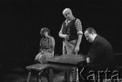 październik 1984, Łodź, Polska.
Teatr im. Stefana Jaracza. Przedstawienie:  Kamień na kamieniu, Wiesław Myśliwski. Reżyseria Jerzy Hutek, scenariusz i adaptacja Jerzy Hutek, scenografia Tadeusz Paul, muzyka Piotr Hertel. Premiera 28 października 1984. 
Fot. Witold Górka, zbiory Ośrodka KARTA

