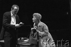 październik 1984, Łodź, Polska.
Teatr im. Stefana Jaracza. Przedstawienie:  Kamień na kamieniu, Wiesław Myśliwski. Reżyseria Jerzy Hutek, scenariusz i adaptacja Jerzy Hutek, scenografia Tadeusz Paul, muzyka Piotr Hertel. Premiera 28 października 1984. 
Fot. Witold Górka, zbiory Ośrodka KARTA
