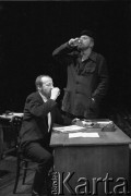 październik 1984, Łodź, Polska.
Teatr im. Stefana Jaracza. Przedstawienie:  Kamień na kamieniu, Wiesław Myśliwski. Reżyseria Jerzy Hutek, scenariusz i adaptacja Jerzy Hutek, scenografia Tadeusz Paul, muzyka Piotr Hertel. Premiera 28 października 1984.
Fot. Witold Górka, zbiory Ośrodka KARTA
