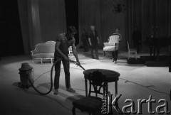Październik 1984, Kraków, Polska.
Teatr im. Juliusz Słowackiego. Przedstawienie: Śluby Panieńskie, Aleksander Fredro. Przygotowywanie dekoracji.
Fot. Witold Górka, zbiory Ośrodka KARTA