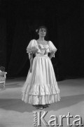 Paździenik 1984, Kraków, Polska.
Teatr im. Juliusz Słowackiego. Przedstawienie: Śluby Panieńskie, Aleksander Fredro. Reżyseria Marek Kmieciński
scenografia Tadeusz Smolicki, muzyka Henryk Mosna. Premiera 24 listopada 1984. Próby.
Fot. Witold Górka, zbiory Ośrodka KARTA