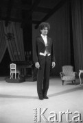 Paździenik 1984, Kraków, Polska.
Teatr im. Juliusz Słowackiego. Przedstawienie: Śluby Panieńskie, Aleksander Fredro. Reżyseria Marek Kmieciński
scenografia Tadeusz Smolicki, muzyka Henryk Mosna. Premiera 24 listopada 1984. Próby.
Fot. Witold Górka, zbiory Ośrodka KARTA
