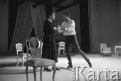 Paździenik 1984, Kraków, Polska.
Teatr im. Juliusz Słowackiego. Przedstawienie: Śluby Panieńskie, Aleksander Fredro. Reżyseria Marek Kmieciński
scenografia Tadeusz Smolicki, muzyka Henryk Mosna. Premiera 24 listopada 1984. Próby.
Fot. Witold Górka, zbiory Ośrodka KARTA