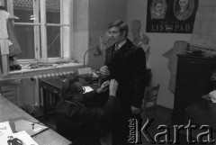 Paździenik 1984, Kraków, Polska.
Teatr im. Juliusz Słowackiego. Przedstawienie: Śluby Panieńskie, Aleksander Fredro. Reżyseria Marek Kmieciński
scenografia Tadeusz Smolicki, muzyka Henryk Mosna. Premiera 24 listopada 1984. Przygotowanie kostiumów.
Fot. Witold Górka, zbiory Ośrodka KARTA