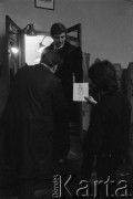 Paździenik 1984, Kraków, Polska.
Teatr im. Juliusz Słowackiego. Przedstawienie: Śluby Panieńskie, Aleksander Fredro. Reżyseria Marek Kmieciński
scenografia Tadeusz Smolicki, muzyka Henryk Mosna. Premiera 24 listopada 1984. Przygotowanie kostiumów.
Fot. Witold Górka, zbiory Ośrodka KARTA