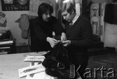 Paździenik 1984, Kraków, Polska.
Teatr im. Juliusz Słowackiego. Przedstawienie: Śluby Panieńskie, Aleksander Fredro. Reżyseria Marek Kmieciński
scenografia Tadeusz Smolicki, muzyka Henryk Mosna. Premiera 24 listopada 1984. Przygotowanie kostiumów.
Fot. Witold Górka, zbiory Ośrodka KARTA