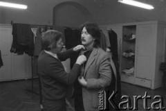 Paździenik 1984, Kraków, Polska.
Teatr im. Juliusz Słowackiego. Przedstawienie: Śluby Panieńskie, Aleksander Fredro. Reżyseria Marek Kmieciński
scenografia Tadeusz Smolicki, muzyka Henryk Mosna. Premiera 24 listopada 1984. Przygotowanie kostiumów.
Fot. Witold Górka, zbiory Ośrodka KARTA