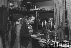 Paździenik 1984, Kraków, Polska.
Teatr im. Juliusz Słowackiego. Przedstawienie: Śluby Panieńskie, Aleksander Fredro. Reżyseria Marek Kmieciński
scenografia Tadeusz Smolicki, muzyka Henryk Mosna. Premiera 24 listopada 1984. Przygotowanie rekwizytów.
Fot. Witold Górka, zbiory Ośrodka KARTA