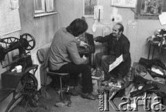 Paździenik 1984, Kraków, Polska.
Teatr im. Juliusz Słowackiego. Przedstawienie: Śluby Panieńskie, Aleksander Fredro. Reżyseria Marek Kmieciński
scenografia Tadeusz Smolicki, muzyka Henryk Mosna. Premiera 24 listopada 1984. Pracownia szewska.
Fot. Witold Górka, zbiory Ośrodka KARTA