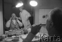Paździenik 1984, Kraków, Polska.
Teatr im. Juliusz Słowackiego. Przedstawienie: Śluby Panieńskie, Aleksander Fredro. Reżyseria Marek Kmieciński
scenografia Tadeusz Smolicki, muzyka Henryk Mosna. Premiera 24 listopada 1984. Charakteryzacja.
Fot. Witold Górka, zbiory Ośrodka KARTA