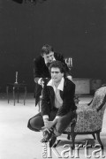 Koniec listopada 1984, Kraków, Polska.
Teatr im. Juliusz Słowackiego. Przedstawienie: Śluby Panieńskie, Aleksander Fredro. Reżyseria Marek Kmieciński
scenografia Tadeusz Smolicki, muzyka Henryk Mosna. Premiera 24 listopada 1984. 
Fot. Witold Górka, zbiory Ośrodka KARTA