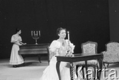Koniec listopada 1984, Kraków, Polska.
Teatr im. Juliusz Słowackiego. Przedstawienie: Śluby Panieńskie, Aleksander Fredro. Reżyseria Marek Kmieciński
scenografia Tadeusz Smolicki, muzyka Henryk Mosna. Premiera 24 listopada 1984. 
Fot. Witold Górka, zbiory Ośrodka KARTA