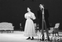 Koniec listopada 1984, Kraków, Polska.
Teatr im. Juliusz Słowackiego. Przedstawienie: Śluby Panieńskie, Aleksander Fredro. Reżyseria Marek Kmieciński
scenografia Tadeusz Smolicki, muzyka Henryk Mosna. Premiera 24 listopada 1984. 
Fot. Witold Górka, zbiory Ośrodka KARTA