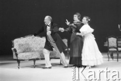 Koniec listopada 1984, Kraków, Polska.
Teatr im. Juliusz Słowackiego. Przedstawienie: Śluby Panieńskie, Aleksander Fredro. Reżyseria Marek Kmieciński
scenografia Tadeusz Smolicki, muzyka Henryk Mosna. Premiera 24 listopada 1984. 
Fot. Witold Górka, zbiory Ośrodka KARTA
