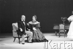 Koniec listopada 1984, Kraków, Polska.
Teatr im. Juliusz Słowackiego. Przedstawienie: Śluby Panieńskie, Aleksander Fredro. Reżyseria Marek Kmieciński
scenografia Tadeusz Smolicki, muzyka Henryk Mosna. Premiera 24 listopada 1984. 
Fot. Witold Górka, zbiory Ośrodka KARTA