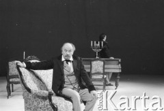 Koniec listopada 1984, Kraków, Polska.
Teatr im. Juliusz Słowackiego. Przedstawienie: Śluby Panieńskie, Aleksander Fredro. Reżyseria Marek Kmieciński
scenografia Tadeusz Smolicki, muzyka Henryk Mosna. Premiera 24 listopada 1984. 
Fot. Witold Górka, zbiory Ośrodka KARTA