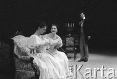 Koniec listopada 1984, Kraków, Polska.
Teatr im. Juliusz Słowackiego. Przedstawienie: Śluby Panieńskie, Aleksander Fredro. Reżyseria Marek Kmieciński
scenografia Tadeusz Smolicki, muzyka Henryk Mosna. Premiera 24 listopada 1984. 
Fot. Witold Górka, zbiory Ośrodka KARTA