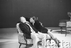 Koniec listopada 1984, Kraków, Polska.
Teatr im. Juliusz Słowackiego. Przedstawienie: Śluby Panieńskie, Aleksander Fredro. Reżyseria Marek Kmieciński
scenografia Tadeusz Smolicki, muzyka Henryk Mosna. Premiera 24 listopada 1984. 
Fot. Witold Górka, zbiory Ośrodka KARTA