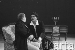 Koniec listopada 1984, Kraków, Polska.
Teatr im. Juliusz Słowackiego. Przedstawienie: Śluby Panieńskie, Aleksander Fredro. Reżyseria Marek Kmieciński
scenografia Tadeusz Smolicki, muzyka Henryk Mosna. Premiera 24 listopada 1984. 
Fot. Witold Górka, zbiory Ośrodka KARTA