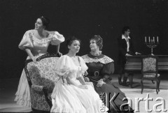 Koniec listopada 1984, Kraków, Polska.
Teatr im. Juliusz Słowackiego. Przedstawienie: Śluby Panieńskie, Aleksander Fredro. Reżyseria Marek Kmieciński
scenografia Tadeusz Smolicki, muzyka Henryk Mosna. Premiera 24 listopada 1984. 
Fot. Witold Górka, zbiory Ośrodka KARTA