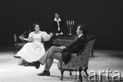 Koniec listopada 1984, Kraków, Polska.
Teatr im. Juliusz Słowackiego. Przedstawienie: Śluby Panieńskie, Aleksander Fredro. Reżyseria Marek Kmieciński
scenografia Tadeusz Smolicki, muzyka Henryk Mosna. Premiera 24 listopada 1984. 
Fot. Witold Górka, zbiory Ośrodka KARTA